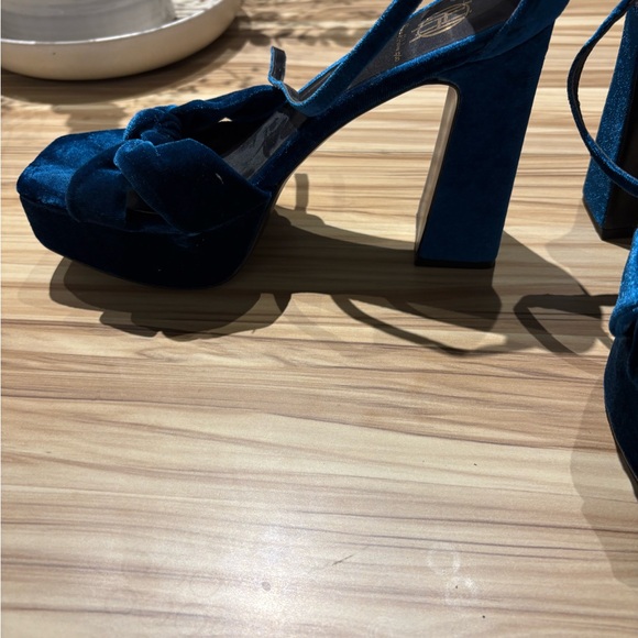 Elegant Blue Velvet Women's Heels - Picture 3 of 4